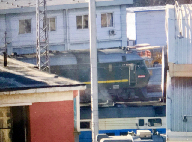 북한 김정은 국무위원장 일행이 타고 온 특별열차가 8일 오전 베이징역에 도착하고 있다./ 연합뉴스