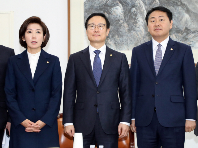 더불어민주당 홍영표(가운데), 자유한국당 나경원(왼쪽), 바른미래당 김관영 원내대표가 7일 국회 운영위원장실에서 만나고 있다./연합뉴스