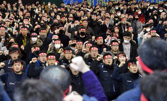 8일 서울 송파구 잠실학생체육관에서 전국금융산업노조 KB국민은행 지부 조합원들이 총파업 선포를 하고 있다. /권욱기자