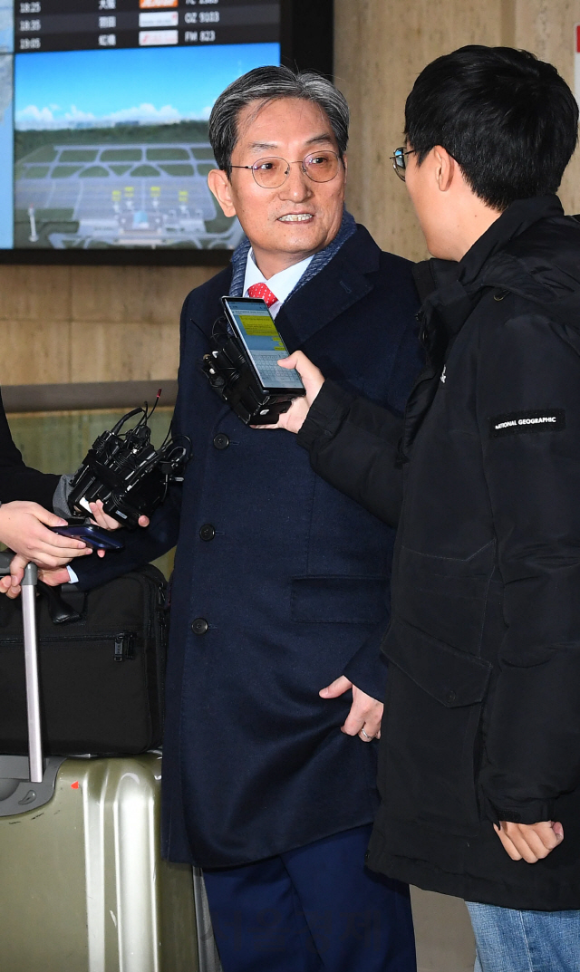 신임 대통령 비서실장에 내정된 것으로 알려진 노영민 주중국대사가 8일 오전 김포공항을 통해 귀국한 뒤 취재진의 질문에 답하고 있다./권욱기자