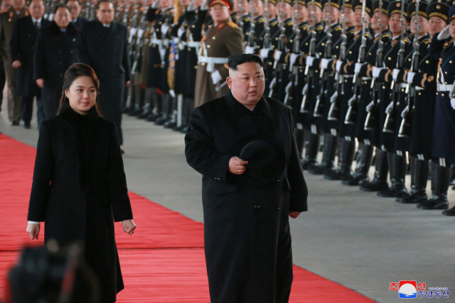 김정은 북한 국무위원장과 부인 리설주 여사가 지난 7일 평양에서 군인들이 도열한 가운데 중국으로 떠나는 전용열차에 탑승하고 있다.  /연합뉴스