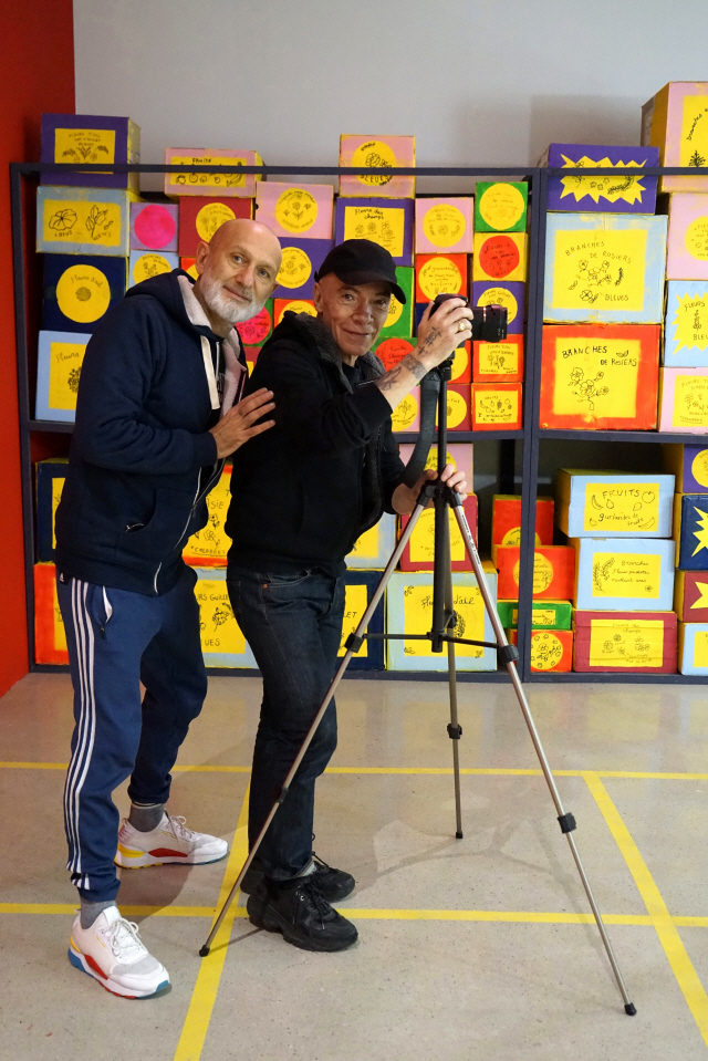 프랑스 출신의 작가듀오 피에르(오른쪽)와 질이 K현대미술관 전시장에서 포즈를 취하고 있다. /사진제공=K현대미술관