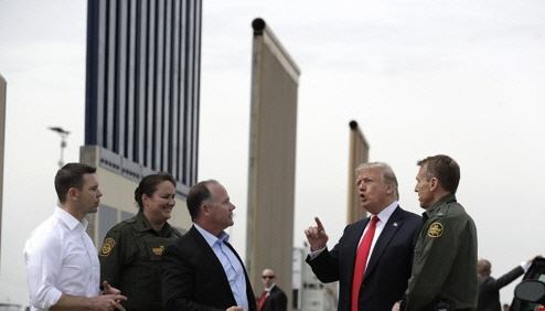 도널드 트럼프(오른쪽 두번째) 대통령이 지난해 3월13일 캘리포니아주 샌디에이고에서 있는 멕시코 국경 장벽 시제품 앞에서 국토안보부 직원들과 이야기하고 있다. /AP=캘리포니아연합뉴스