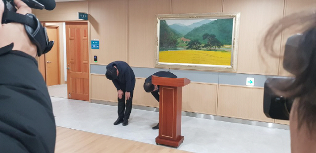 예천군의회 이형식 의장과 박종철 의원이 4일 가이드 폭행과 관련해 사과문을 발표하고 있다./연합뉴스