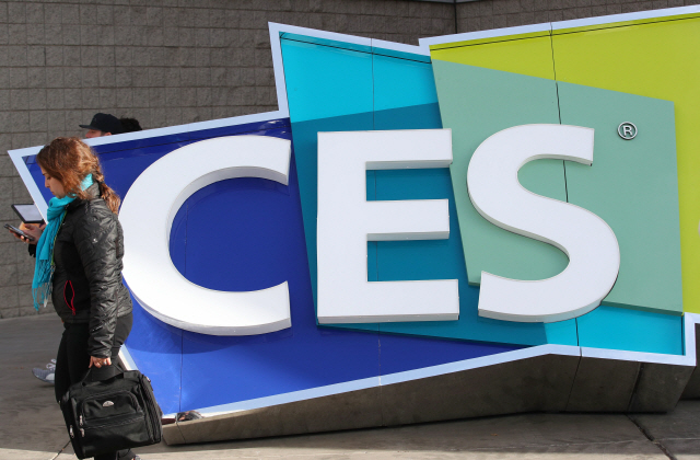 세계 최대 가전·IT 박람회 ‘CES(Consumer Electronics Show) 2019’ 개막일인 8일(현지시간) 미국 네바다주 라스베이거스 컨벤션센터에서 관람객들이 CES 조형물 앞을 지나가고 있다. /연합뉴스