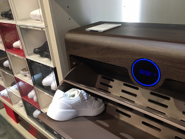 중국 가전 업체 하이얼이 8일(현지시간) 미국 라스베이거스에서 열린 CES 2019 부스에 전시한 신발 소독기. /박효정기자