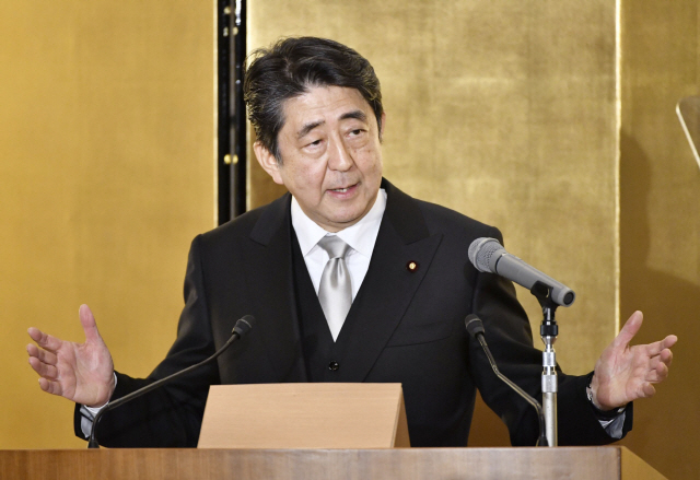 아베 일본 총리가 4일 미에현 이세시 이세신궁을 참배한 뒤 현지에서 신년 기자회견을 하고 있다./교도=연합뉴스