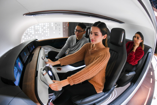 ‘CES 2019’의 참가자들이 기아자동차가 내놓은 인간의 감정을 읽고 차의 환경을 스스로 조율하는 미래 차 ‘콕핏’을 타고 경험하고 있다./사진제공=기아차