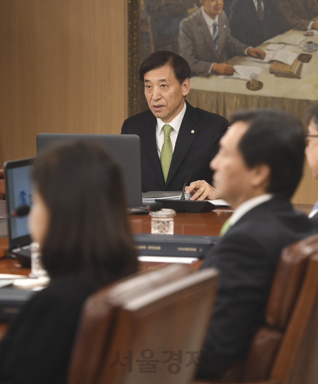 이주열 한국은행 총재가 지난해 11월 30일 서울 중구 세종대로 한국은행 금융통화위원회 회의실에서 열린  2018년 11월 통화정책방향 관련 금통위를 주재하고 있다./송은석기자