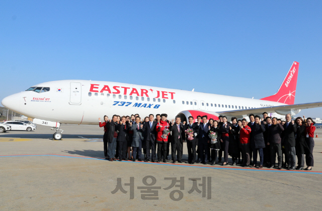 지난 8일 오후 김포국제공항 계류장에서 이스타항공 임직원 및 관계자들이 보잉 737 MAX 2호기 도입을 축하하며 화이팅을 외치고 있다. /사진제공=이스타항공