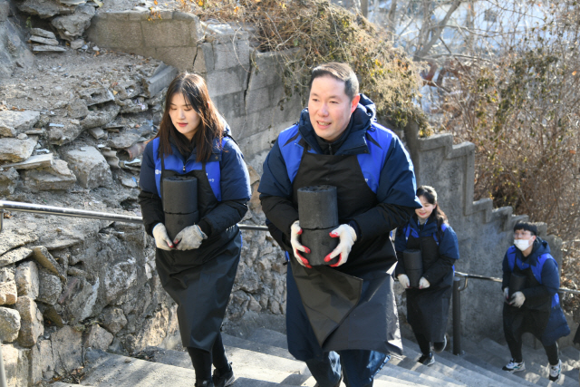 조현상(앞줄 오른쪽) 효성 총괄사장을 비롯한 효성 53기 신입사원들이 지난 8일 서울 성북구 정릉동 일대에서 ‘사랑의 연탄 나눔’ 활동을 펼치고 있다. 효성은 2013년부터 신입사원 입문교육 기간에 사회공헌활동을 진행해 효성의 핵심 가치인 책임의식을 갖추도록 해왔다./사진제공=효성