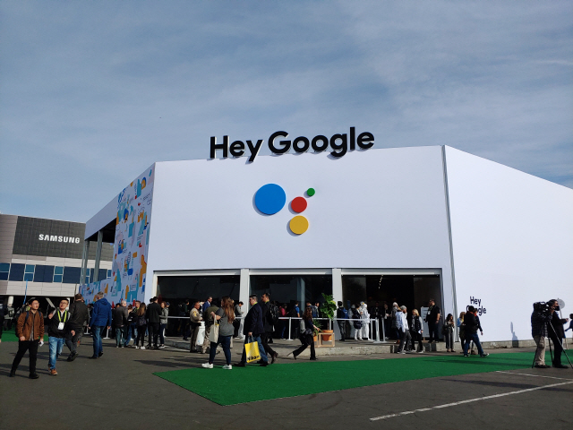 관람객들이 8일(현지시간) 미국 라스베이거스에서 열린 세계 최대 가전전시회 CES 2019의 구글 부스에 들어가기 위해 줄을 서고 있다. /라스베이거스=권경원기자