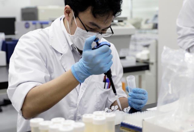 지난해 7월 4일 일본 수도 도쿄의 한 실험실에서 연구원이 DNA 테스트에 나서고 있다. /도쿄=블룸버그