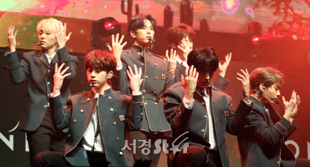 보이그룹 원어스(ONEUS) 레이븐, 서호, 이도, 건희, 환웅, 시온이  9일 서울 광장동 예스24라이브홀에서 열린 미니앨범 ’LIGHT US(라이트 어스)‘ 미디어쇼케이스에서 화려한 무대를 선보이고 있다.