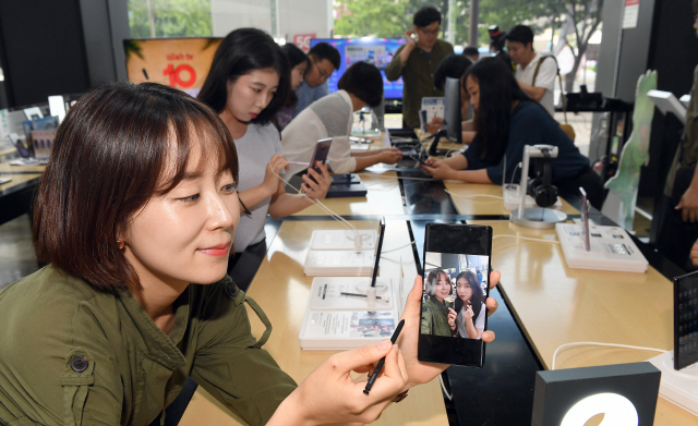 공정거래위원회는 국내 스마트폰 품질보증 기간이 1년에서 2년으로 늘리고 일반 열차를 이용하는 승객들도 KTX 수준의 지연 보상금을 받게 하는 내용을 포함한 소비자분쟁해결기준 개정을 행정 예고한다고 9일 밝혔다./서울경제 DB