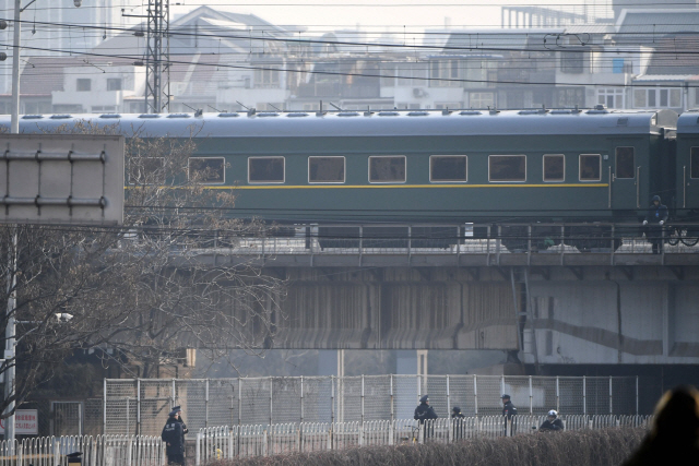 4차 중국 방문을 마친 김정은 북한 국무위원장을 태운 북한 특별열차가 9일 오후 경찰들의 삼엄한 경비 속에 베이징역을 떠나고 있다. /베이징=AFP연합뉴스