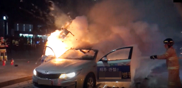 9일 오후 6시께 서울 지하철 5호선 광화문역 2번 출구 앞 도로에서 택시에 불이 나 출동한 소방관이 진화하고 있다. 소방당국과 목격자에 따르면 ‘경기’ 차량 번호판을 단 은색 K5 승용차에 불이 났고, 이 불은 출동한 소방대원에 의해 약 6분 만에 완전히 진화됐다. 이 불로 운전자 임모(64)씨가 화상을 입어 병원으로 옮겨졌다. 소방당국에 따르면 조수석 안장에서는 유류 용기로 추정되는 물품이 발견됐다. 하지만 화재로 인해 훼손이 심한 상태라 유류 용기인지 정확한 확인이 필요하다고 경찰은 설명했다./종로소방서 제공=연합뉴스