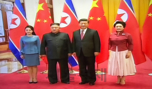 지난 8일 4차 중국 방문한 김정은 북한 국무위원장(왼쪽 두번째)과 시진핑 중국 국가주석이 기념촬영을 하고 있다. /연합뉴스