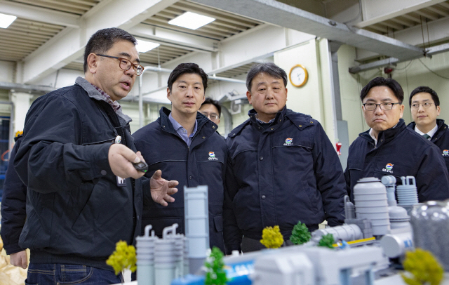 허세홍(왼쪽 두번째) GS칼텍스 대표가 10일 대전 기술연구소를 둘러보며 임직원들과 대화를 나누고 있다. /사진제공=GS칼텍스