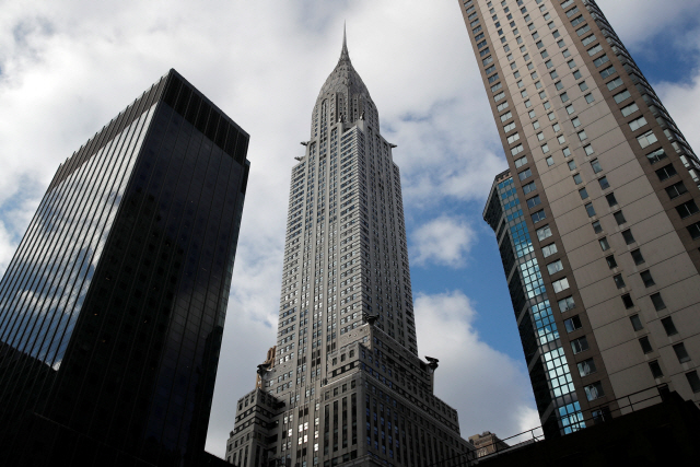 미국 뉴욕의 스카이라인을 장식한 대표 건축물인 ‘크라이슬러(가운데) 빌딩’ /로이터연합뉴스