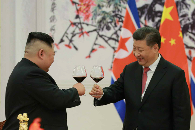 김정은(왼쪽) 북한 국무위원장이 지난 8일 중국 인민대회당에서 열린 환영 만찬에서 시진핑 중국 국가주석과 건배를 하고 있다. /연합뉴스