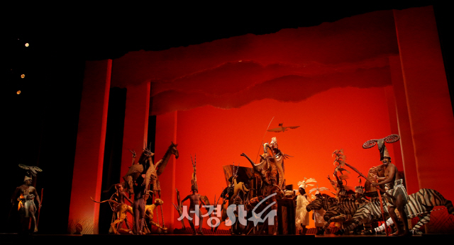 10일 오후 서울 서초동 예술의전당 오페라극장에서 열린 뮤지컬 ‘라이온 킹’ 인터내셔널 투어 프레스콜에서 배우들이 열연하고 있다.