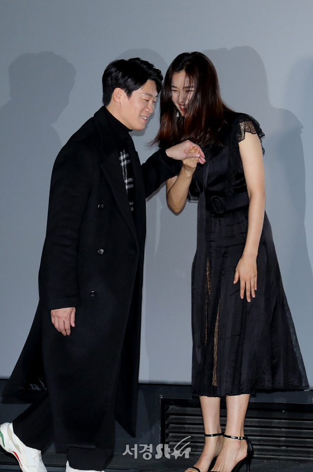 진선규, 이하늬가  10일 오후 서울 CGV 용산아이파크몰에서 열린 영화 ‘극한직업’ 언론 시사회에 참석하고 있다.