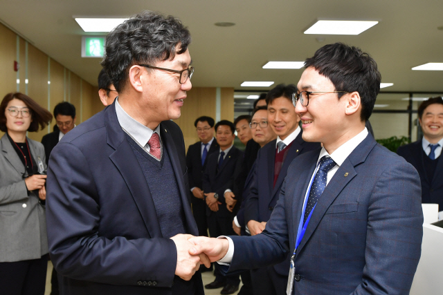 지난 9일 이대훈 NH농협은행장이 창원시지부를 방문해 직원들과 인사를 나누고 있다./사진제공=농협은행