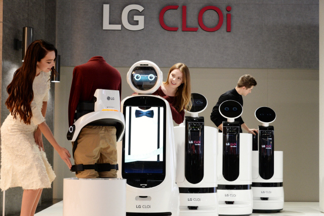 미국 라스베이거스에서 열리는 CES 2019에 소개된 ‘LG 클로이’ 제품.