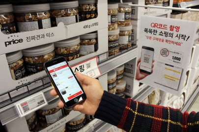 롯데마트 금천점에서는 ‘전자가격표시기(ESL)’를 통해 사려는 제품 QR코드를 롯데마트몰 앱으로 스캔하고 결제하면 3시간 내 상품을 배송 받을 수 있다.