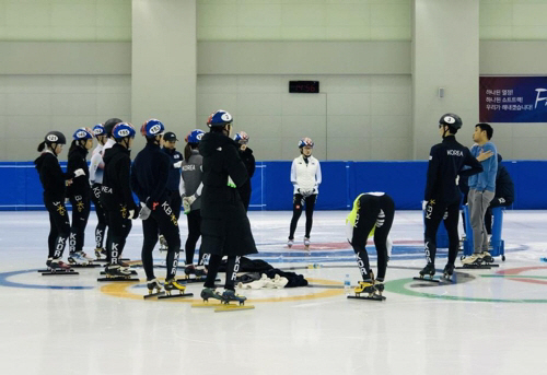 쇼트트랙 대표팀 선수들이 10일 충북진천선수촌 실내빙상장에서 훈련하고 있다./대한빙상경기연맹 제공