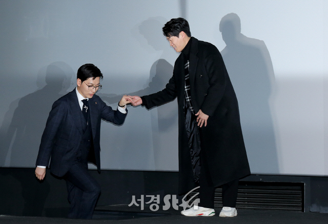 배우 진선규, 이동휘가 10일 오후 서울 CGV 용산아이파크몰에서 열린 영화 ‘극한직업’ 언론 시사회에 참석하고 있다.