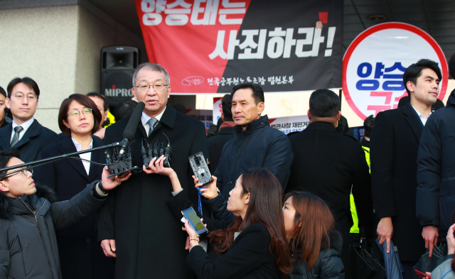 양승태 전 대법원장이 11일 오전 서울 서초동 대법원 앞에서 사법행정권 남용 의혹 관련 피의자 신분으로 검찰에 출석하기 전 입장을 밝히고 있다. /연합뉴스