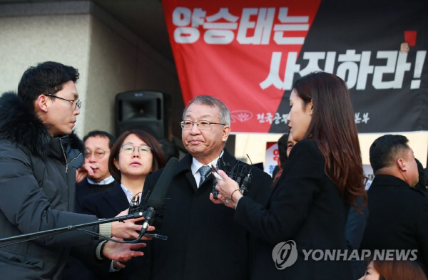 양승태 기자회견에 “전직 대통령도 감옥 간 마당” “재판정가서 심판 받아라” 비난한 정청래