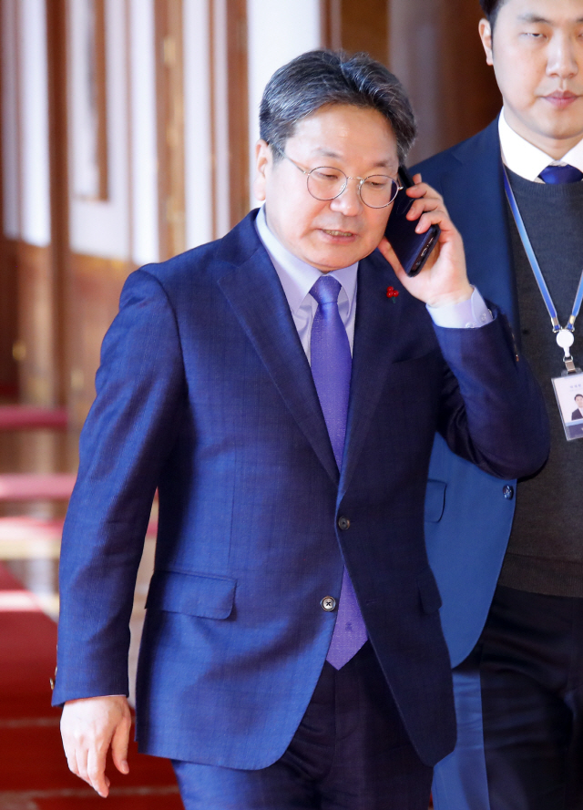 청와대 강기정 신임 정무수석이 11일 오후 청와대에서 열린 더불어민주당 원내대표단과 오찬에 참석하기 위해 입장하고 있다./연합뉴스