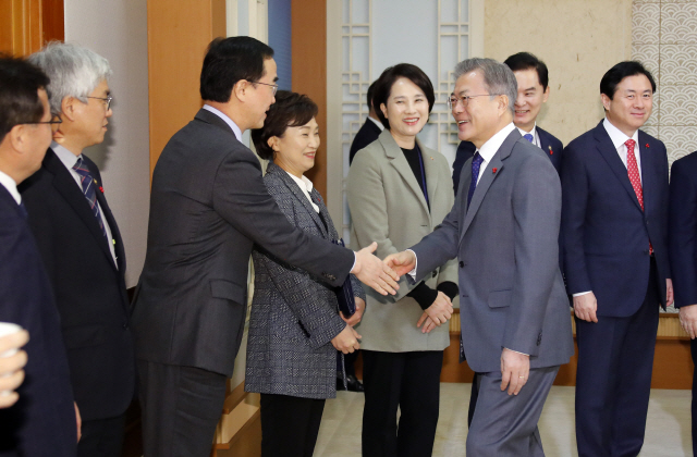 문재인 대통령이 8일 오전 청와대에서 열린 국무회의에 앞서 열린 차담회에서 조명균 통일부 장관 등 국무위원들과 인사하고 있다./ 연합뉴스