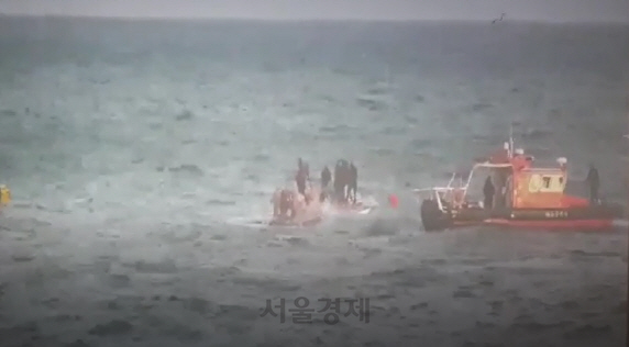 통영 욕지도 인근 해상서 낚시어선 전복…12명 구조·2명 실종