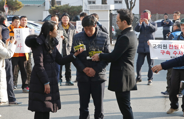 '가이드 폭행' 박종철 군의원 경찰 출석