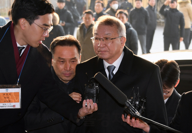 ‘사법행정권 남용’ 의혹으로 검찰에 소환된 양승태 전 대법원장이 11일 오전 착잡한 표정으로 서울 서초구 서울중앙지검에 들어가고 있다.     /이호재기자