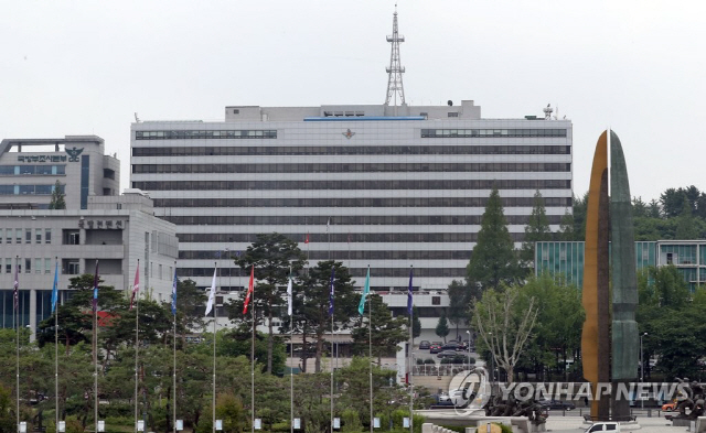 국방부는 ‘한국형 3축 체계’ 용어 변경 등을 담은 ‘2019~2023년 국방중기계획’을 11일 발표했다. 사진은 국방부 건물의 전경. /연합뉴스