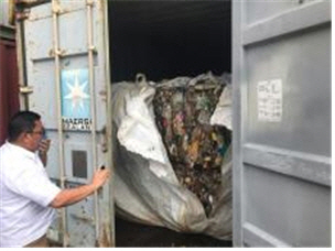 필리핀 민다나오섬 카가얀데 오로항 내 컨테이너에 보관된 불법 수출 폐기물./환경부