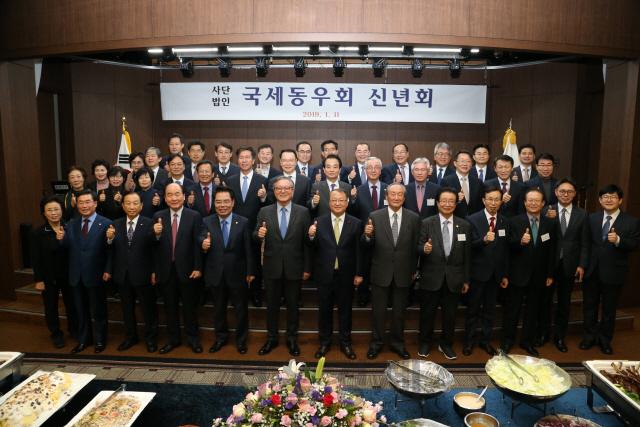 한승희(앞줄 가운데) 국세청장과 전현직 국세청 직원들이 11일 전국은행연합회관 2층 국제회의실에서 열린 ‘국세동우회 신년회’에 참석해 최고라는 뜻의 의미로 엄지를 들어보이고 있다. 이날 행사에는 서영택·손영래 전 청장과 현직 지방청장 등 500여명이 참석했다. /사진제공=국세청