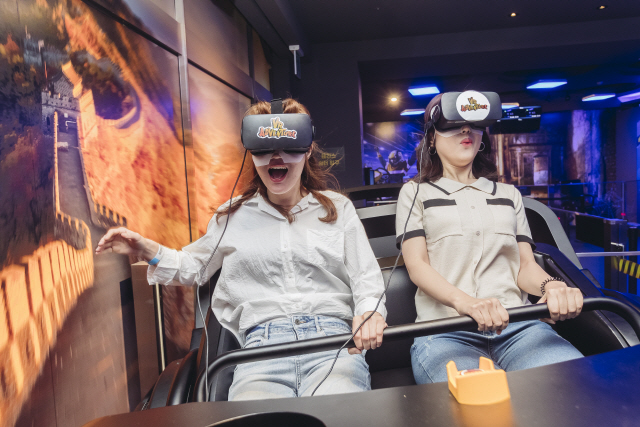 강원도 홍천 대명비발디파크에서 이용객들이 가상현실(VR) 놀이기구를 즐기고 있다./사진제공=CJ헬로