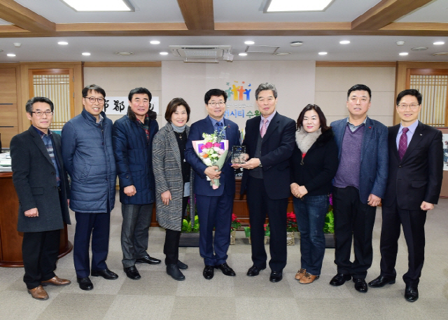 수원 율천동 주민들이 11일 염태영 수원시장에게 감사패를 전달했다./수원시 제공