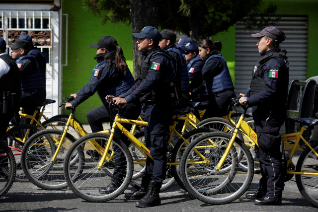 석유 부족사태 속에 10일(현지시간) 멕시코 수도 멕시코시티에서 경찰관들이 자전거를 타고 순찰을 돌고 있다. /멕시코시티=로이터연합뉴스