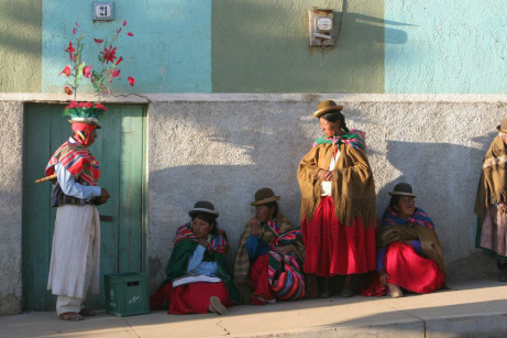 전통 복장을 입고 오후를 즐기는 현지인들./사진제공=주볼리비아대사관