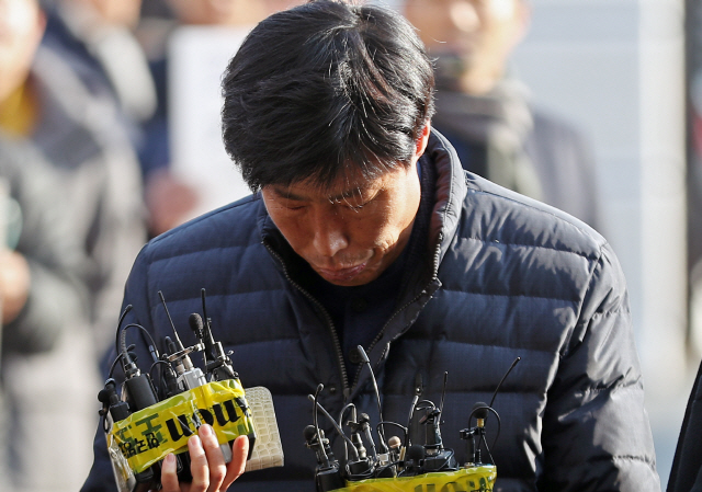 경북 예천군의회 박종철 의원이 11일 오후 경찰 조사를 받기 위해 예천경찰서로 출석하며 취재진에게 질문을 받고 있다. /연합뉴스