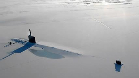 미국 해군이 북극해 일대의 군사력 강화를 추진 중인 것으로 나타났다. 사진은 북극해 얼음 뚫고 부상한 미국 해군 잠수함 애나폴리스. /EPA=연합뉴스