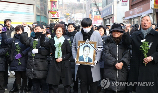 강제철거를 당한 뒤 극단적 선택을 한 고 박준경 씨 영결식이 12일 오전 서울시 마포구 아현동 재개발 현장 앞에서 열리고 있다./연합뉴스