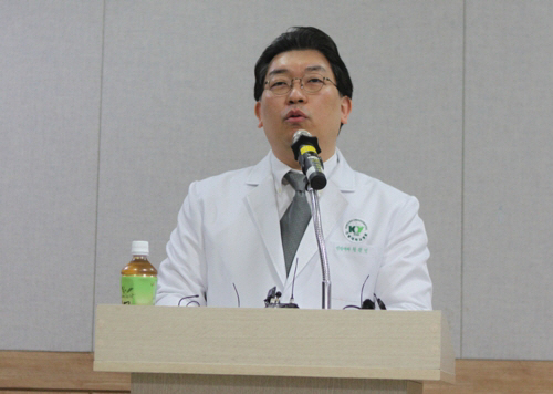 12일 황원민 건양대학교 병원 진료부장이 기자회견에서 학생들의 건강상태를 설명하고 있다./연합뉴스